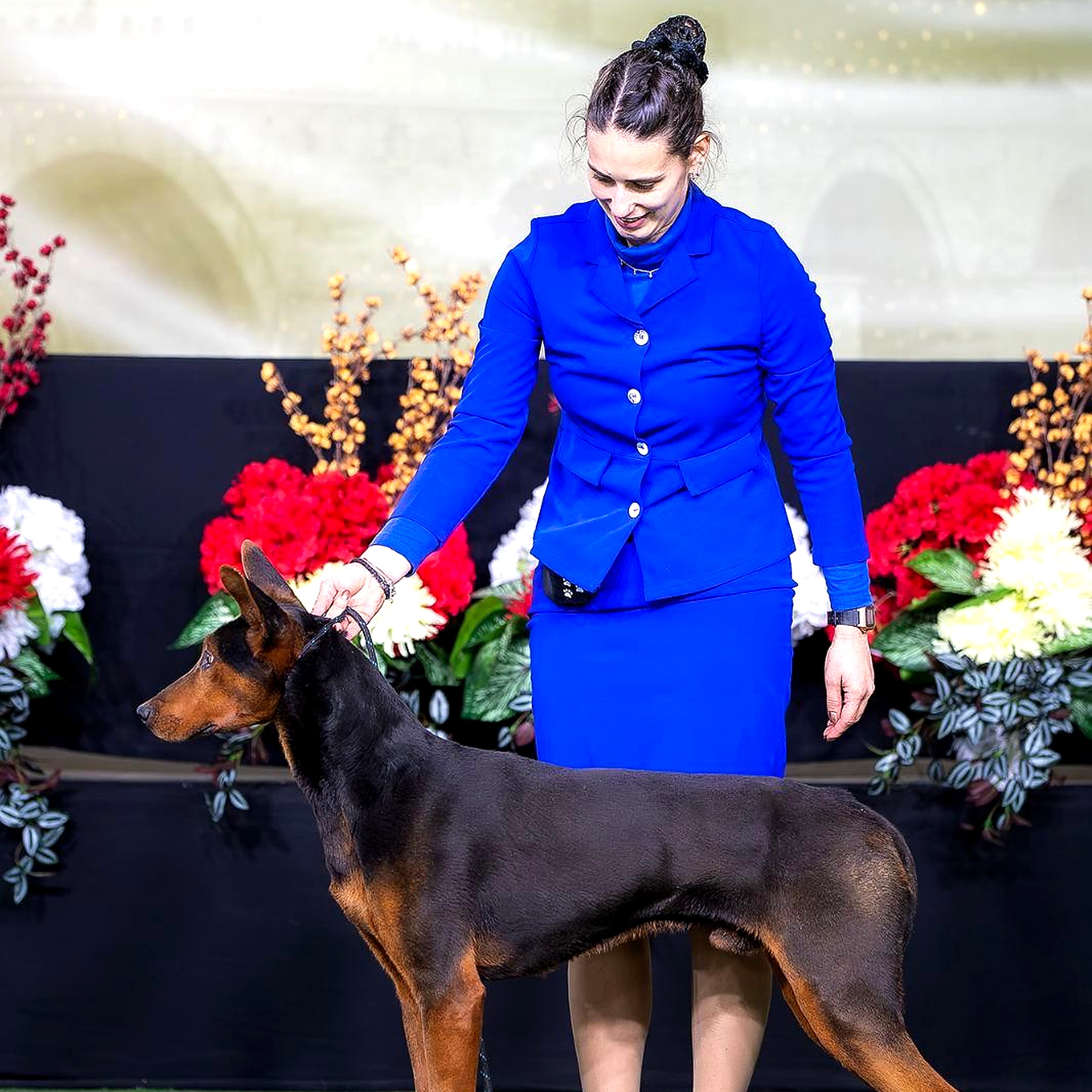Laizhou Hong com expressão serena e temperamento equilibrado